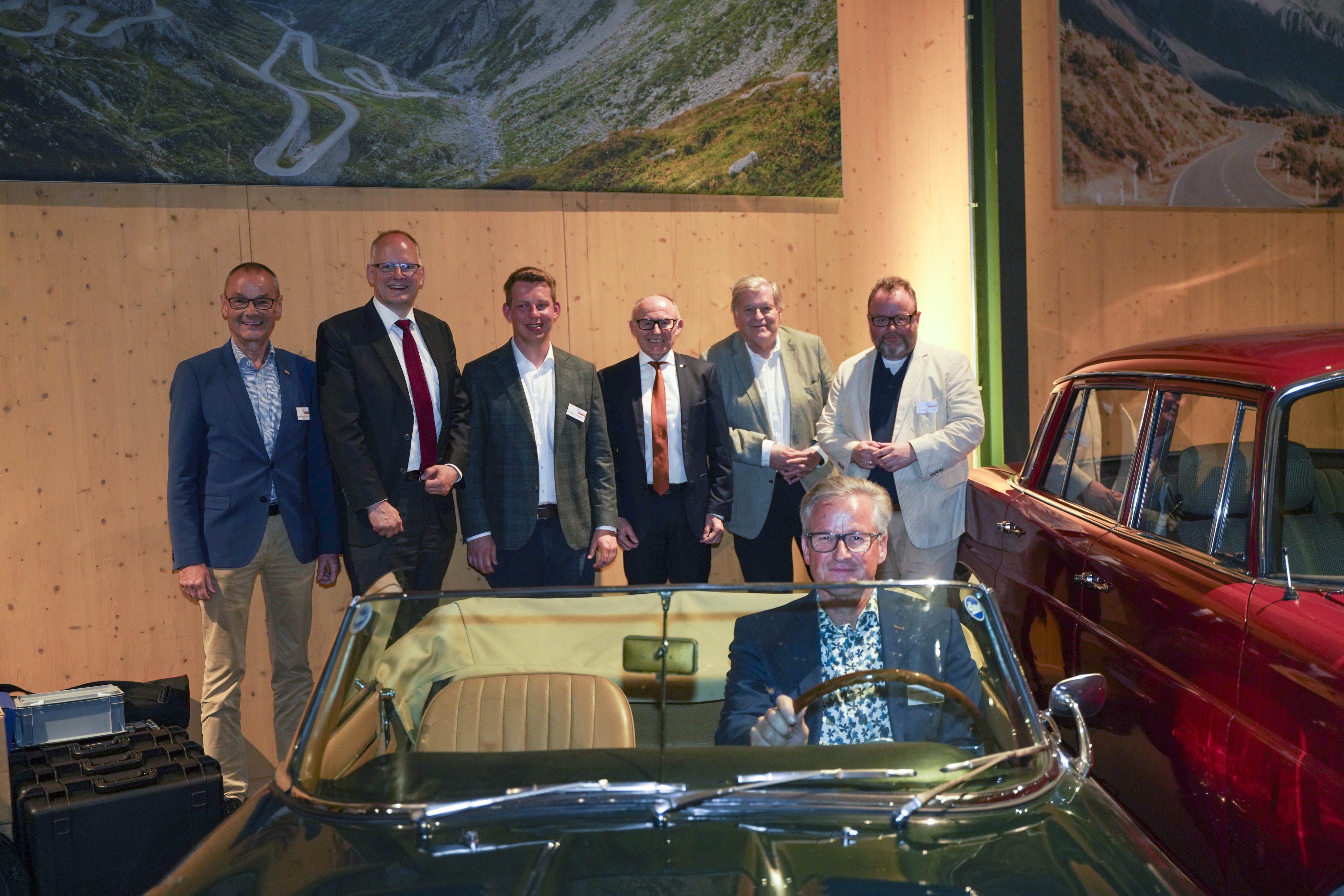 Firmenchef Klaus Hagenlocher (vorne) in seiner Classic Car Lounge auf der Böblinger Hulb mit Hans Dieter Scheerer, Prof. Dr. Thomas Koch, Friedrich Haag, Michael Ziegler, Norbert Haug und Dr. Christian Jung (von links).