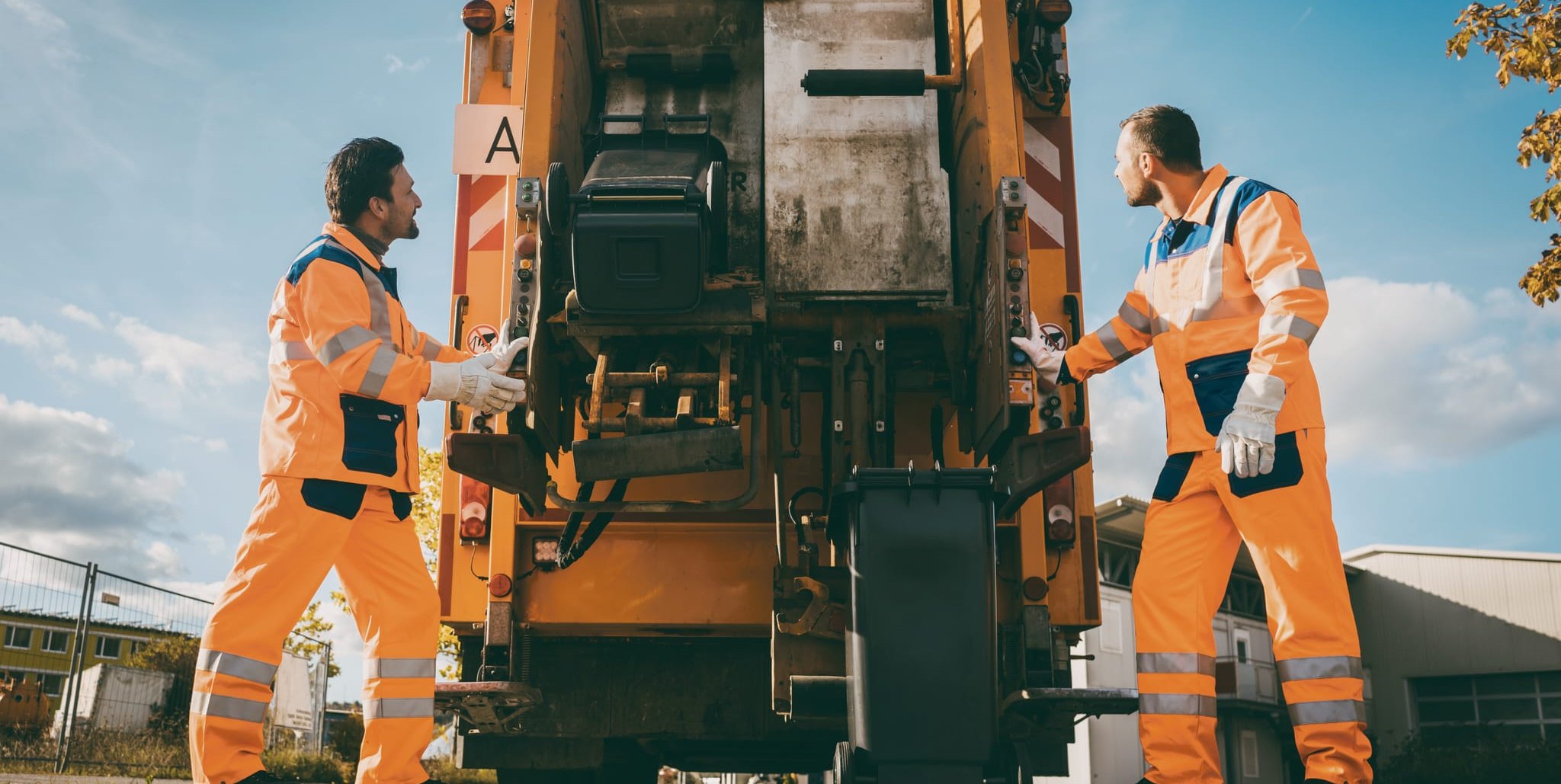 Die Mitarbeiter des Abfallwirtschaftsbetriebs des Landkreises Böblingen bekommen sechs neue Müllfahrzeuge. Bild: Kzenon/Adobe Stock