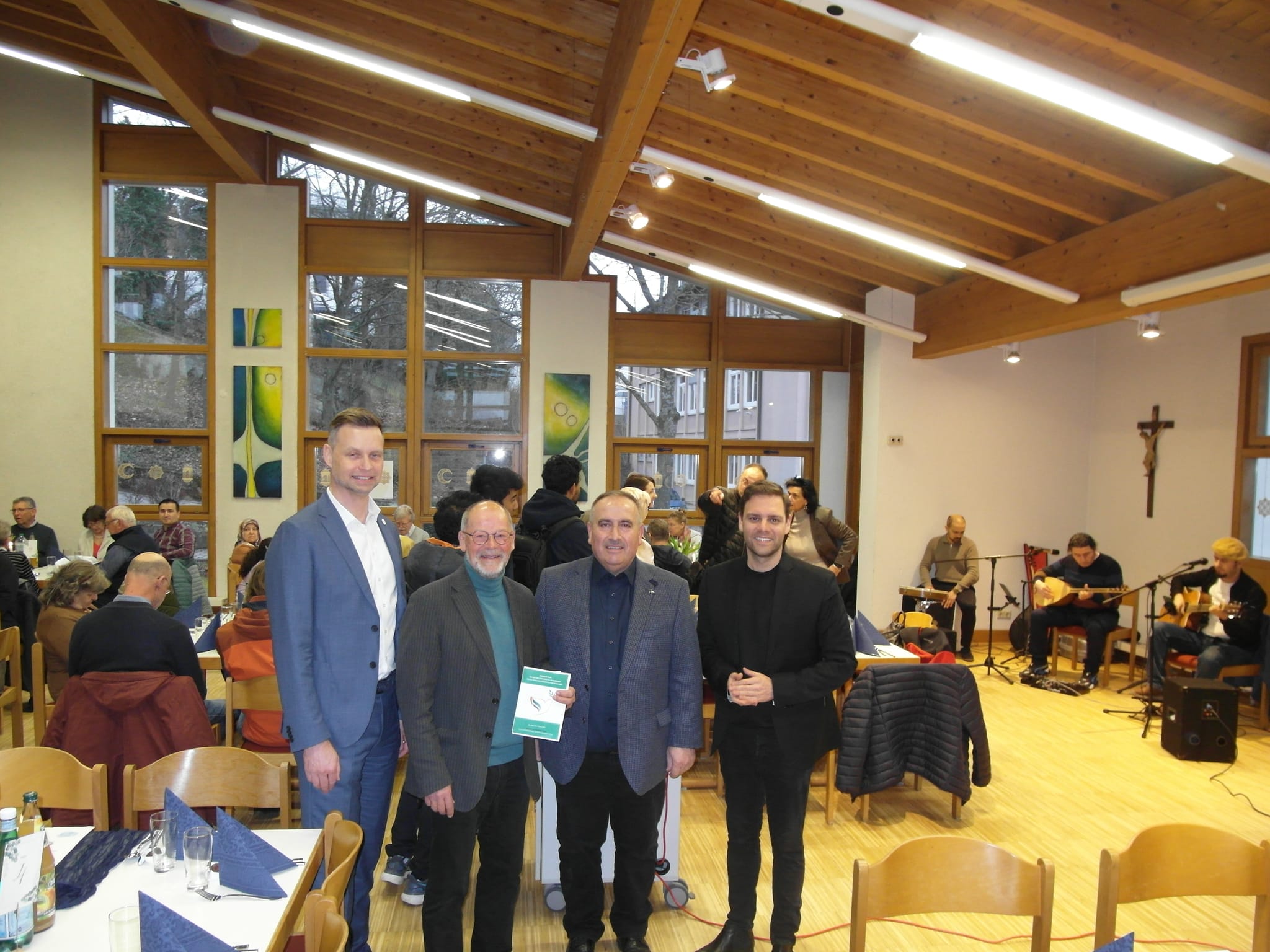 Tobias Heizmann (Erster Bürgermeister), Andreas Senn (katholischer Pastoralreferent und Leiter des interreligiösen Projekts „Dem Himmel nah“), Oktay Keskin (Vorsitzender des Vereins „Vision für ein besseres Miteinander“) und der SPD-Landtagsabgeordnete Florian Wahl  (von links) beim interreligiösen Fastenbrechen mit gut 90 Teilnehmern im Gemeindehaus der katholischen Kirche St. Bonifatius (von links).Bild: Staber