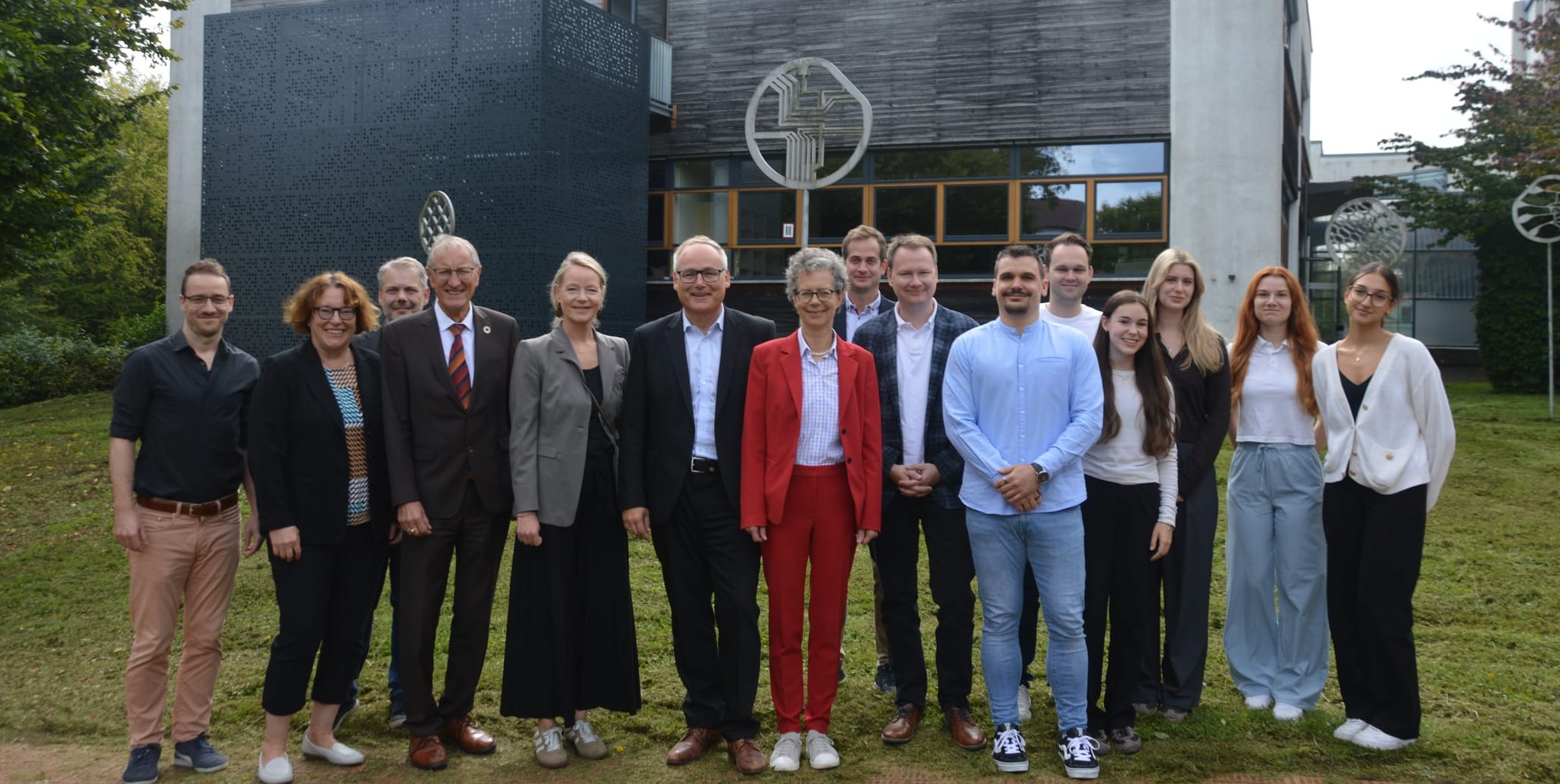 Umweltministerin Thekla Walker (vorne, vierte von links) und Landrat Roland Bernhard (links daneben) mit Prof. Dr. Sabine Löbbe (Präsidentin der Hochschule Reutlingen / roter Blazer) und HHZ-Sprecher Prof. Dr. Alexander Rossmann (links daneben) sowie weitere politische Entscheidungsträger, Professoren und Studierende.