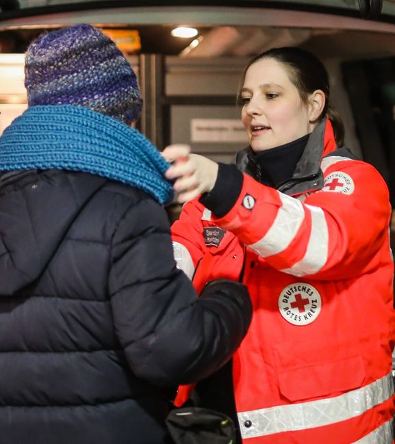 Hilfe in kalten Nächten: Das Team der Helfer verteilt Jacken, Mützen, Schals und warme Getränke.