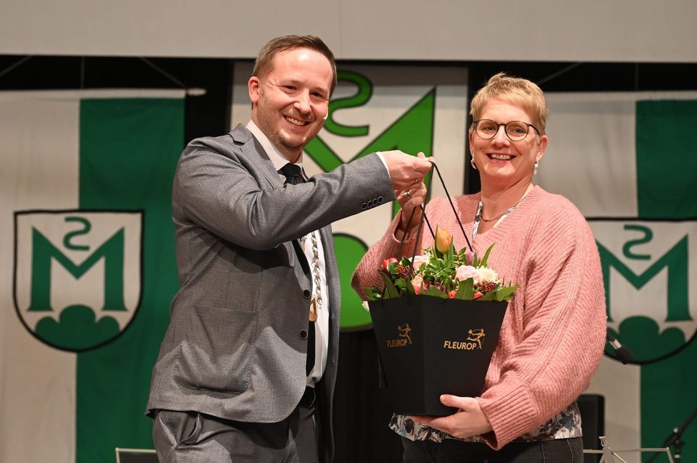 Bürgermeister Florian Glock bedankt sich mit Blumen bei Yvonne Janssen für ihr Engagement an der Magstadter Johannes-Kepler-Gemeinschaftsschule.