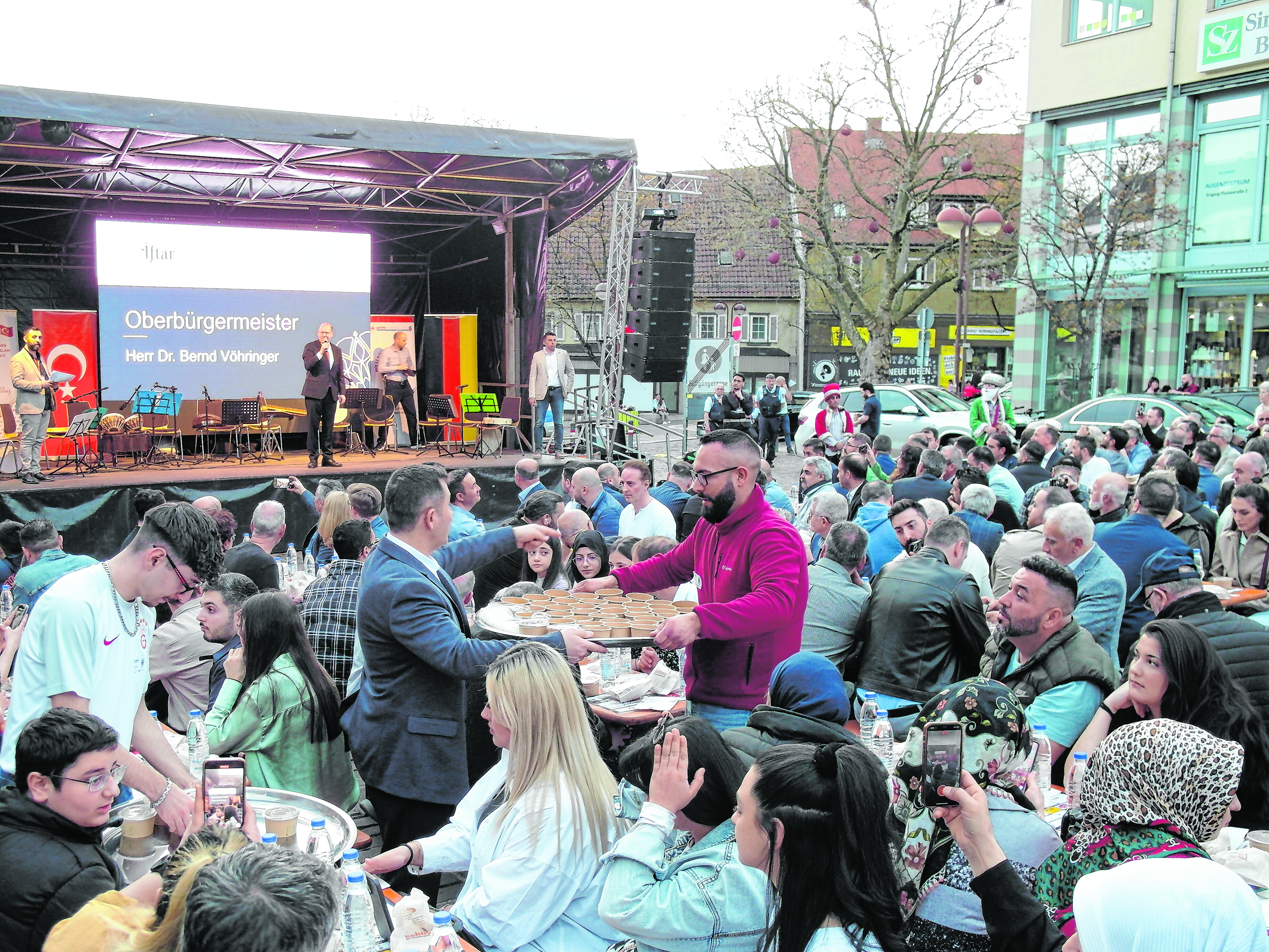 Zum zweiten Mal gab es auf dem Sindelfinger Marktplatz ein gemeinsames Fastenbrechen im Rahmen des muslimischen Fastenmonats Ramadan.