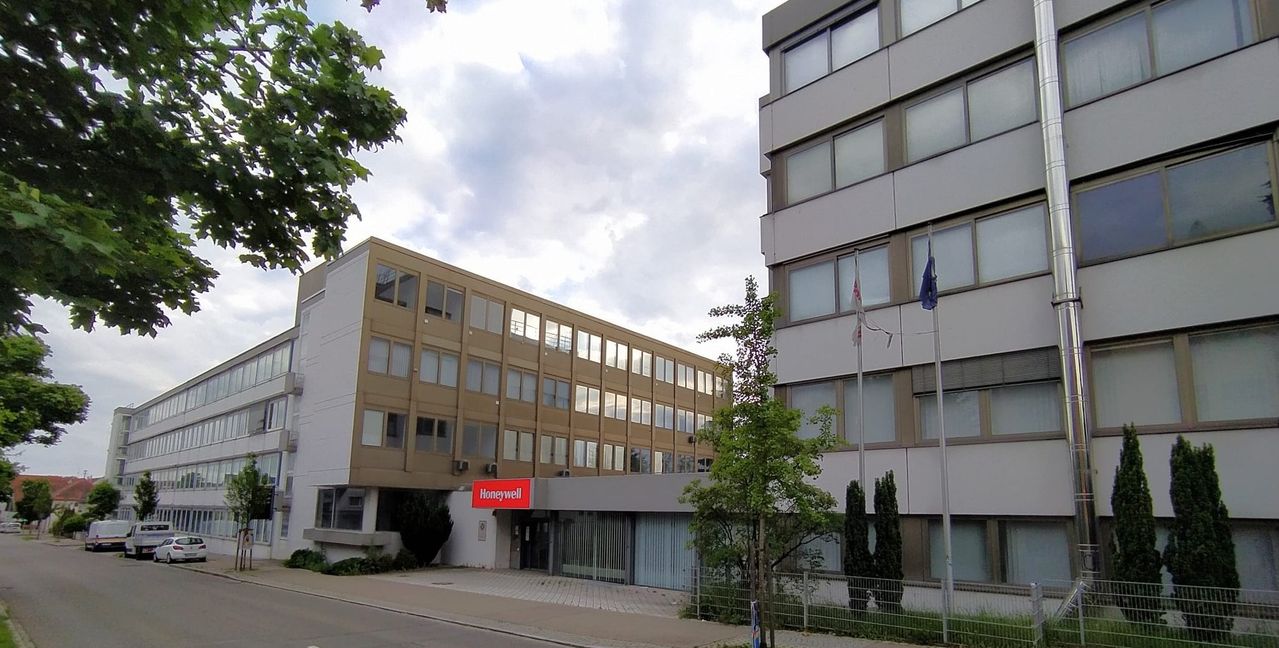 Das ehemalige Honeywell-Gelände in der Schönaicher Ortsmitte wird abgerissen und mit Wohnungen bebaut. Bild: Reichert