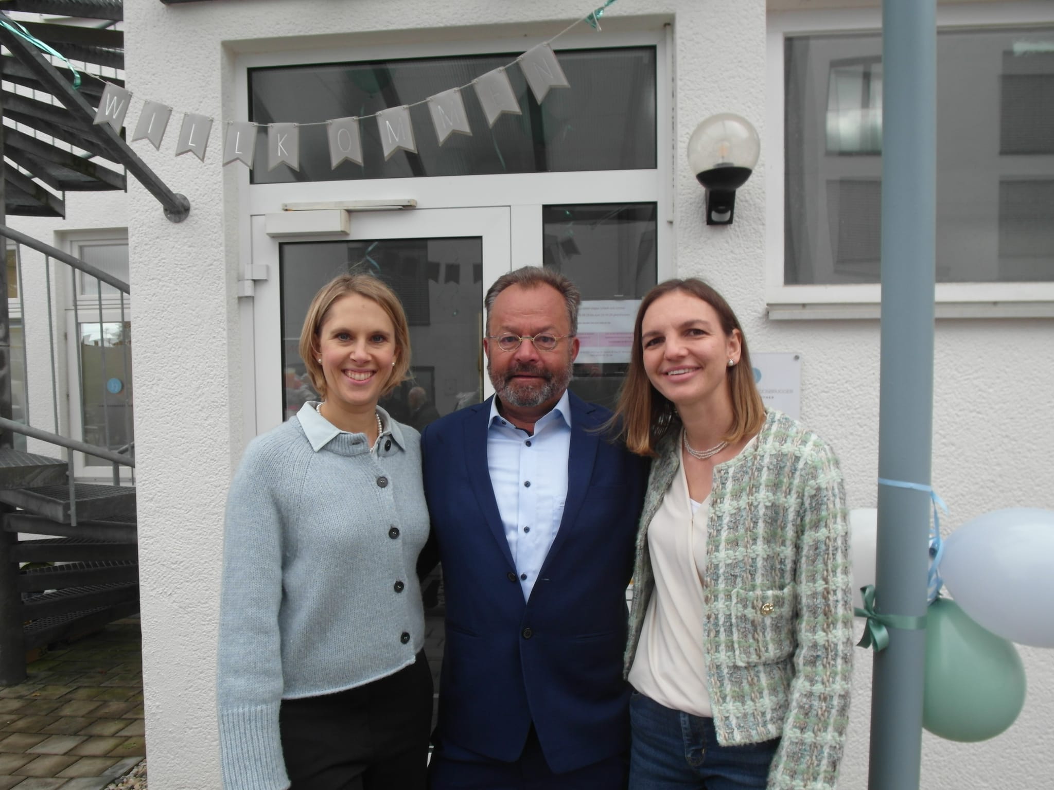 Am 1. März 1995 in der Dagersheimer Hauptstraße 7 neu gegründet, hat Zahnarzt Dr. Jörg Langer (Mitte) nach 30 Jahren seine Praxis zum 6. Oktober an die Nachfolgerinnen Dr. Katharina Moosbrugger (links) und Dr. Isabelle Greune übergeben.bild: