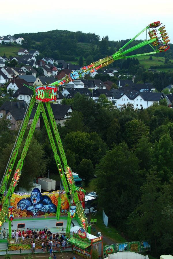 Bis zu 45 Meter hoch geht es mit „Konga“. Laut Betreiber ist sie die größte transportable voll thematisierte Riesenschaukel der Welt.