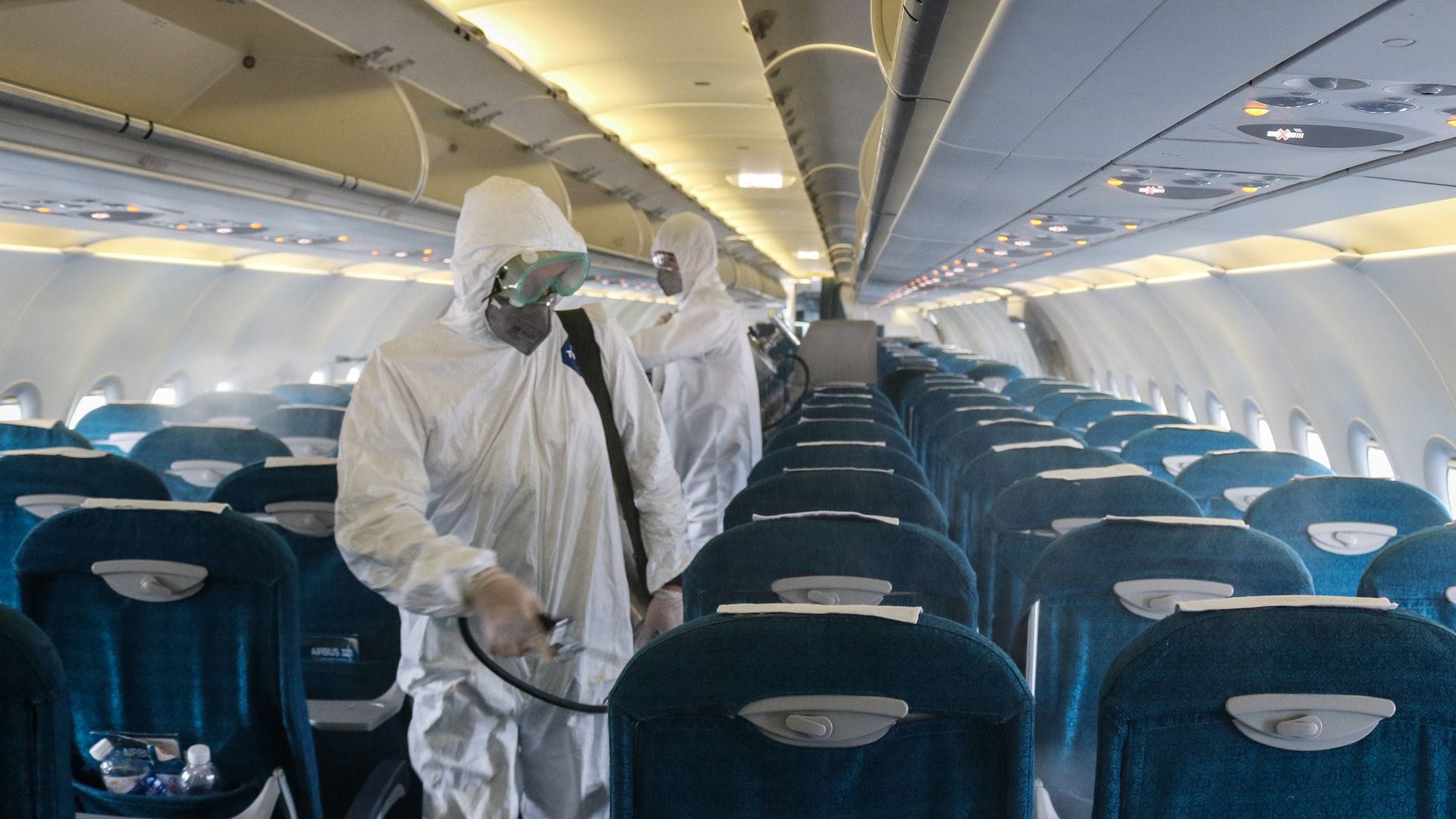 Schutzanzüge sind wegen des Pups-Problems im Flugzeug nicht nötig - das war bei Desinfektionen während der Coronazeit der Fall. (Archivbild)