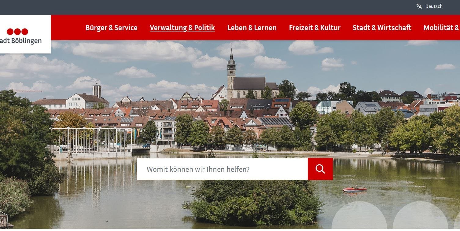 Zur Begrüßung zeigt die neu gestaltete Homepage ein Bild des Oberen Sees mit Blick auf die Stadtkirche.