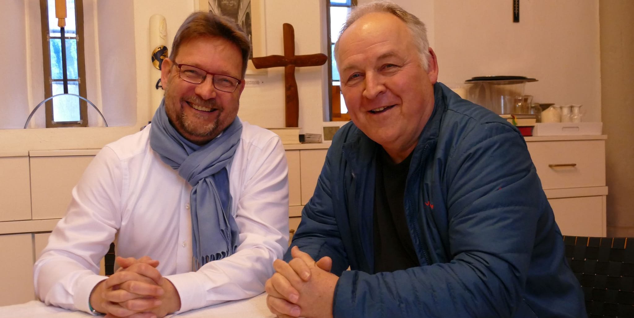 Wollen mit den Gästen ins Gespräch kommen: Kay Kutzer von Helfen statt Hamstern (links) und Pfarrer Jens Junginger.