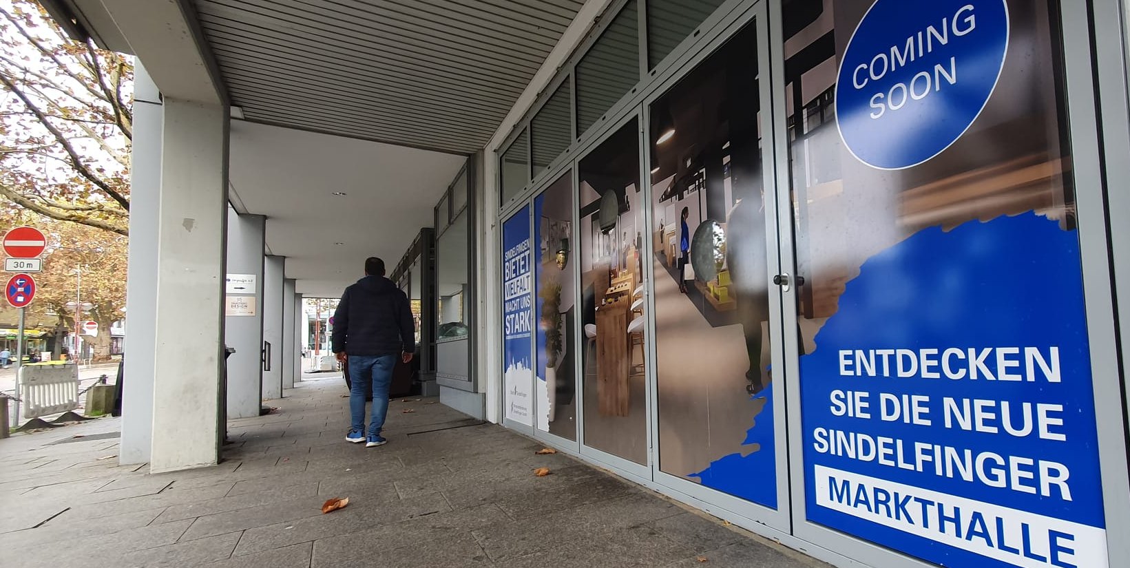 „Coming soon“ steht an der neuen Sindelfinger Markthalle. Den Hinweis, dass diese bald öffnet, wie es auf Deutsch heißen würde, gibt es schon länger. Im ersten Quartal 2025 soll es soweit sein.Bild: Wegner