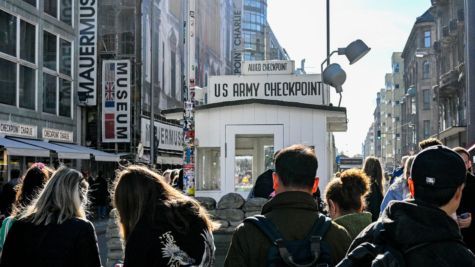 Touristen sind am Kontrollhaus am Checkpoint Charlie vor dem "Mauermuseum - Museum Haus am Checkpoint Charlie" zu sehen. (Archivbild)