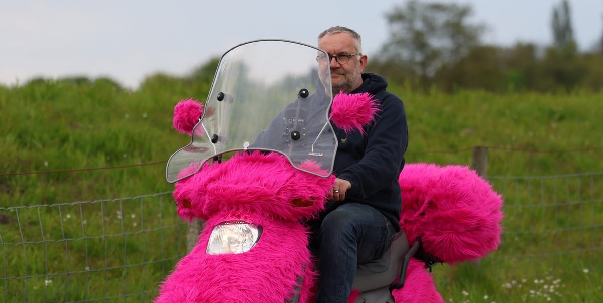 Alex Säger ist mit „Tiffy“ auf der Landstraße rund 3000 Kilometer für den guten Zweck unterwegs.