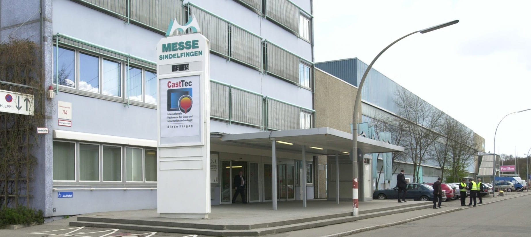 In der Sindelfinger Messehalle sind Geflüchtete untergebracht. Bild: z