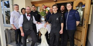 Ein starkes Team steht hinter Andreas Bäßler (mit roter Fliege).