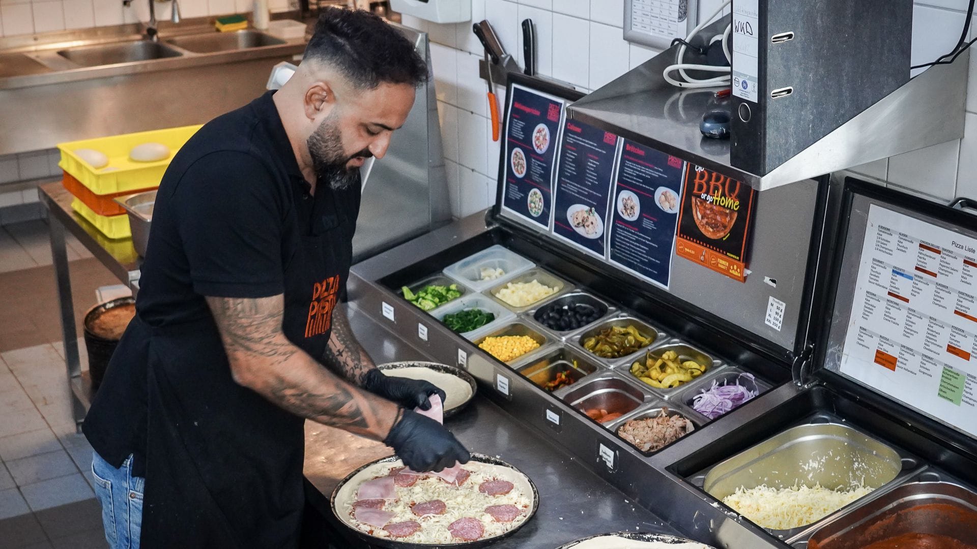 Pizza statt S-Klasse, Küche statt Werkstatt: Chrisostomos Vernarlis hat Mercedes-Benz verlassen.