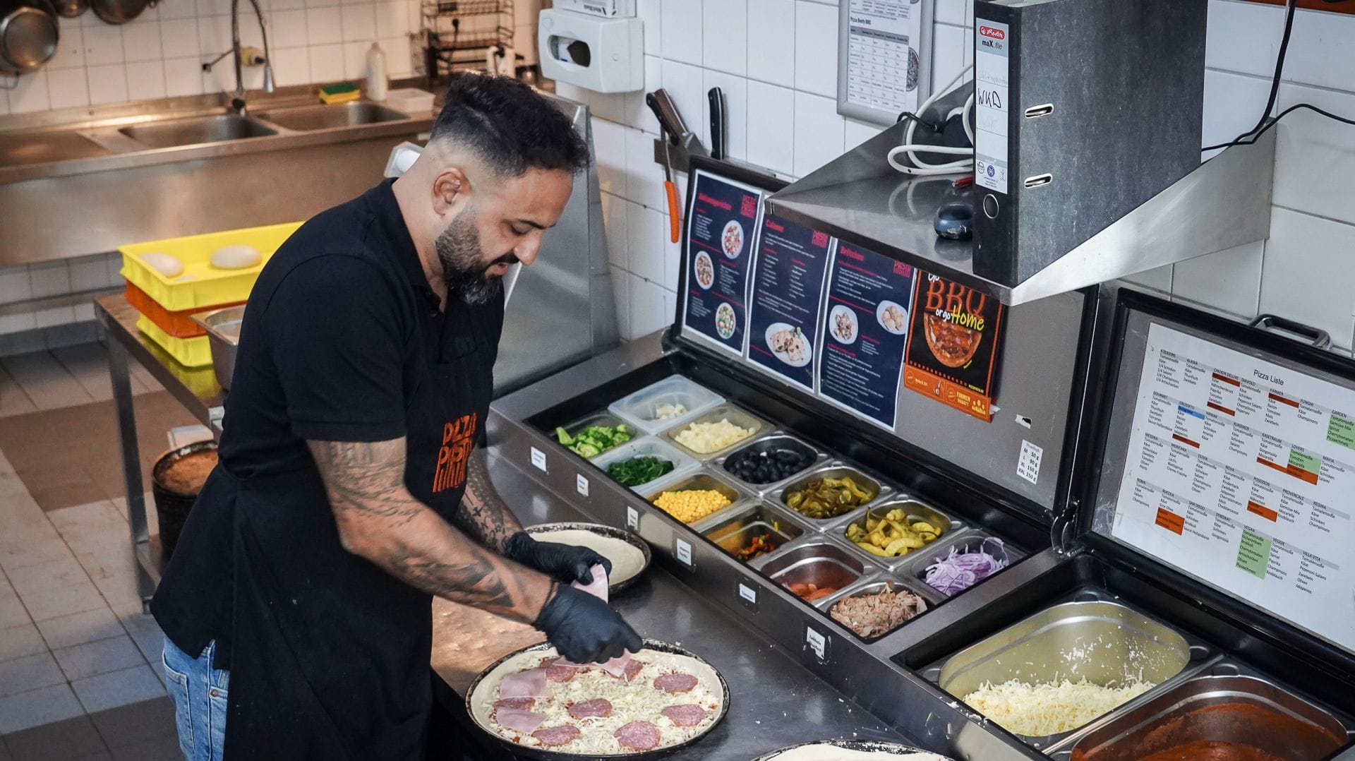 Pizza statt S-Klasse, Küche statt Werkstatt: Chrisostomos Vernarlis hat Mercedes-Benz verlassen.