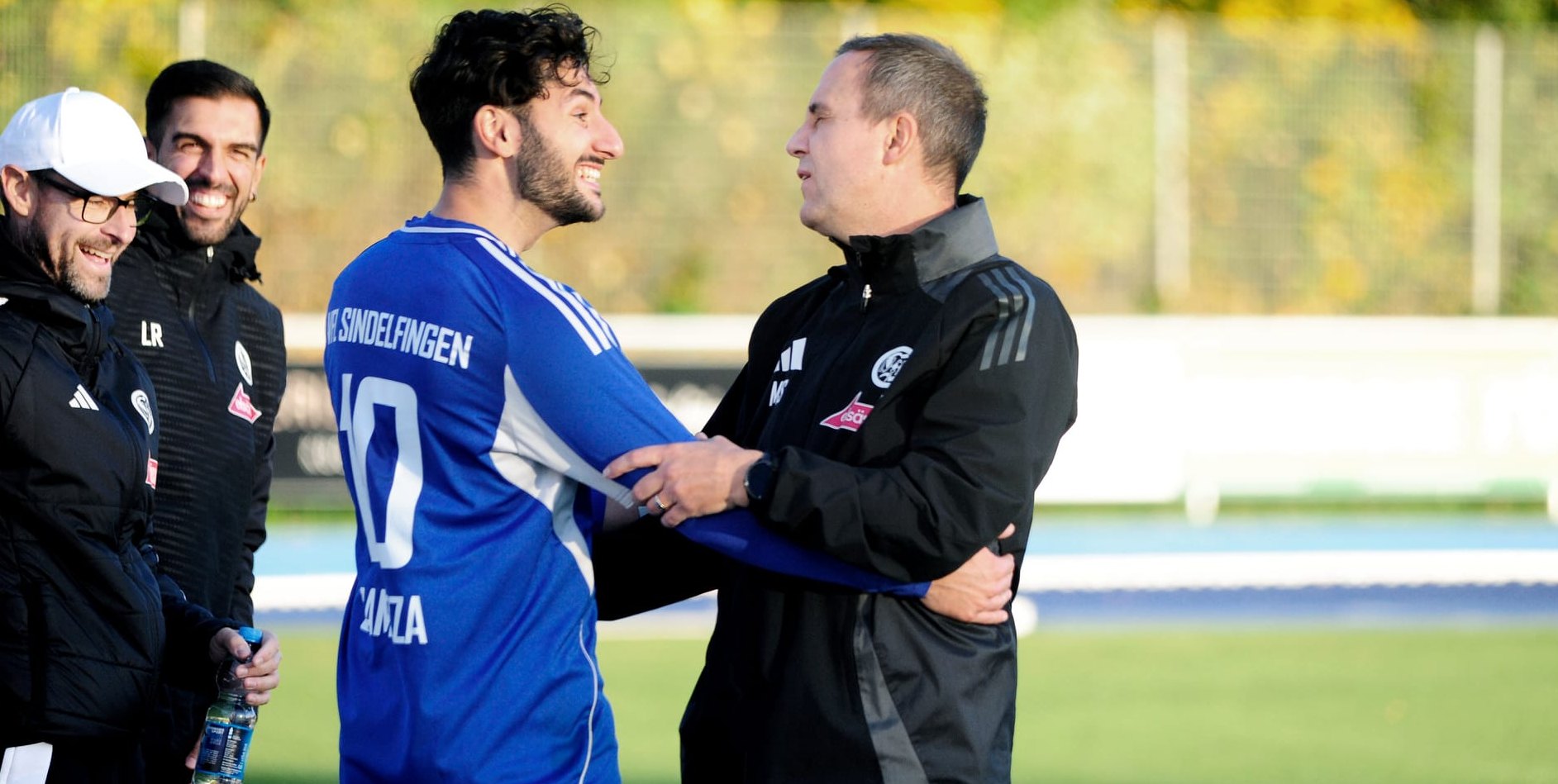 Im Glück: Siegtorschütze Gianluca Gamuzza und Trainer Maik Schütt.