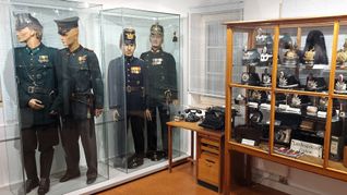 Das Polizeimuseum in Dettenhausen beherbergt alles rund um das Thema Polizei - von Uniformen über Abzeichen bis hin zu Pickelhauben.
