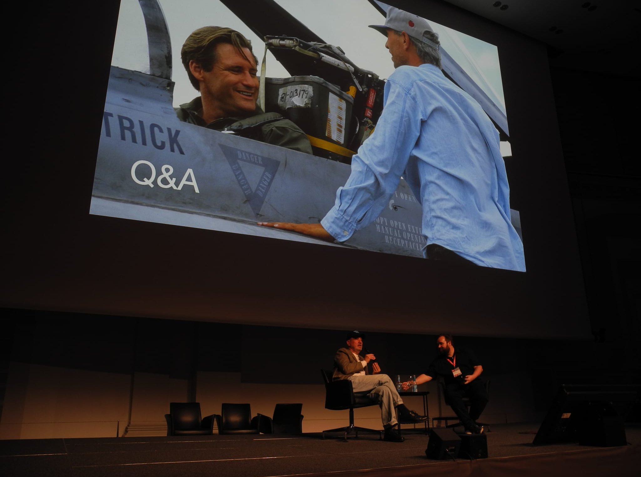 Auf der Leinwand: der junge Roland Emmerich und Bill Pullman bei den Dreharbeien zu „Independence Day“. Davor auf der Bühne: Roland Emmerich mit Ian Failes, Herausgeber von „before & afters“, einem Magazin für Visual Effects, beim Auftritt in Stuttgart, im Haus der Wirtschaft, diese Woche. 	Bild: Volkmann