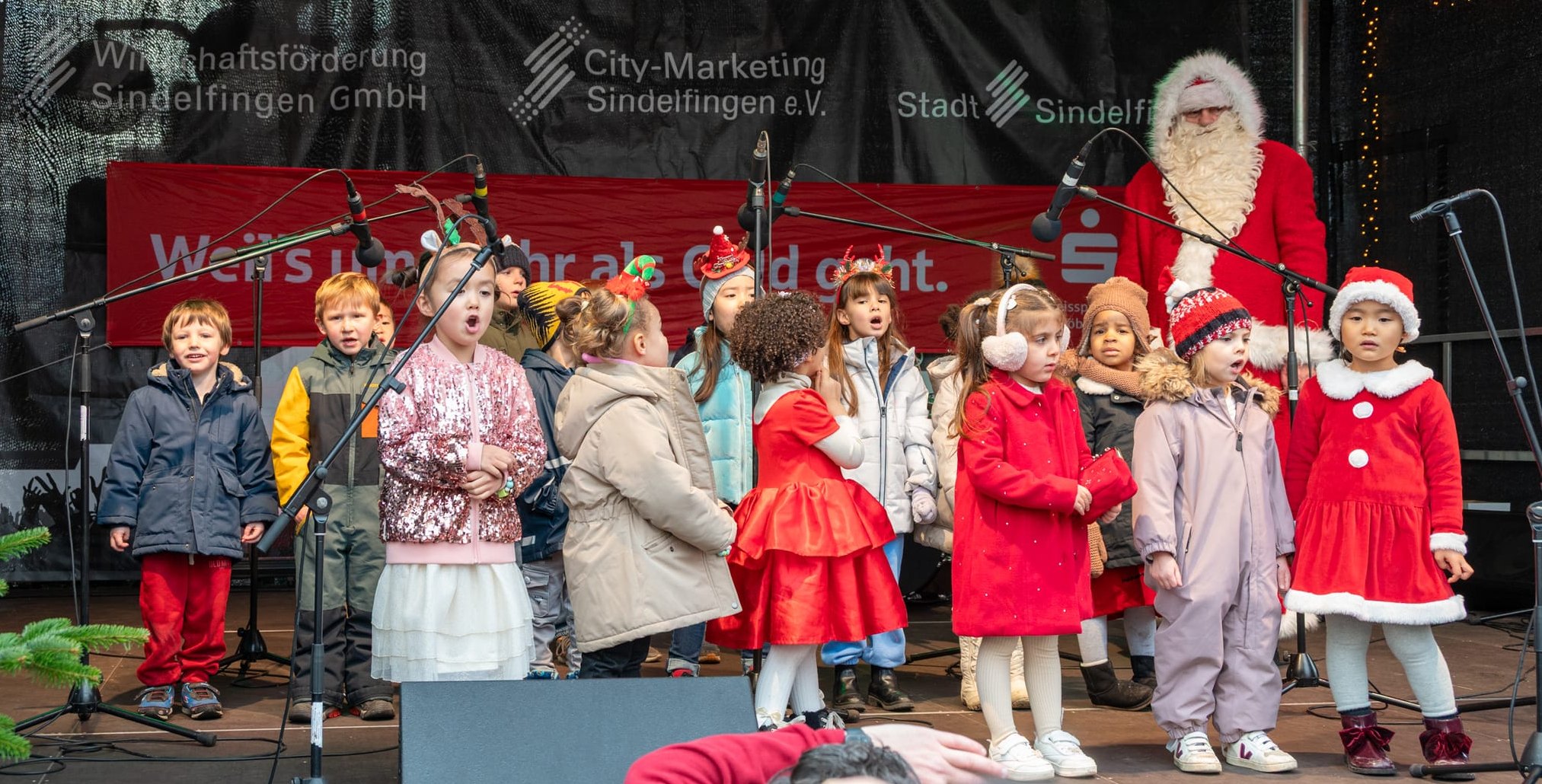 Auftritt mit dem Nikolaus: Kinder der Internationalen Schule auf der Weihnachtsmarkt-Bühne.