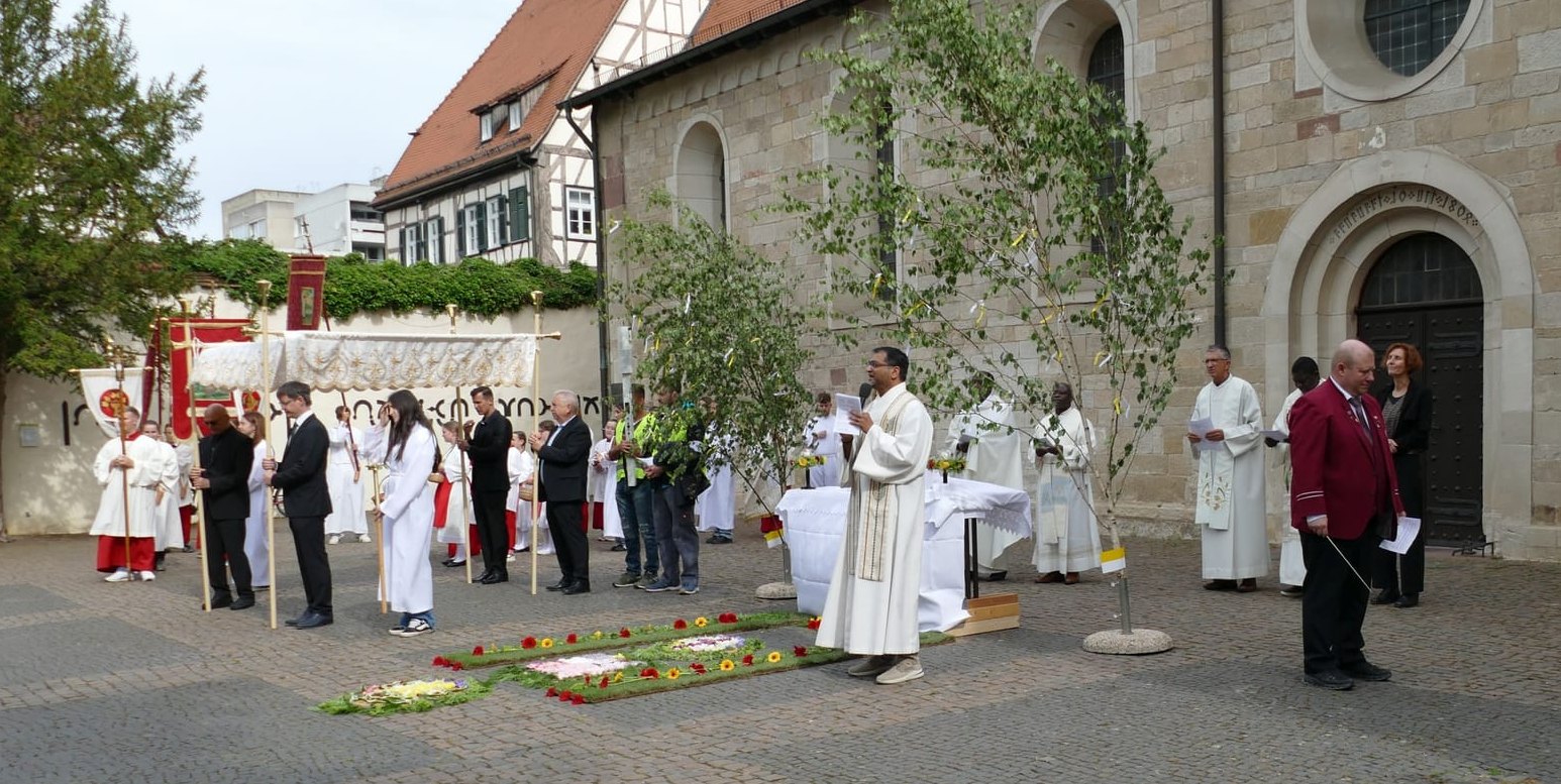 Der erste Altar vor der Martinskirche.