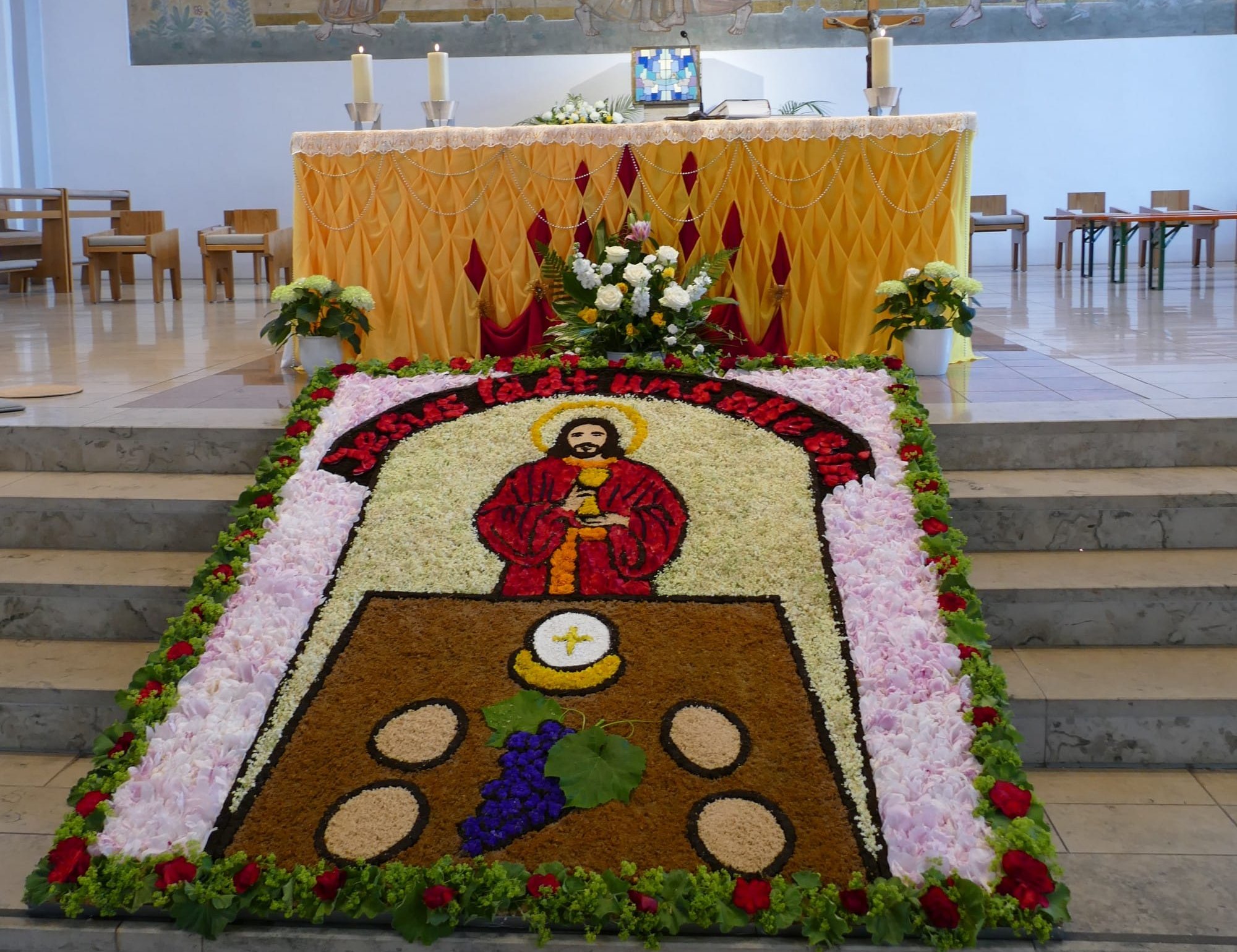 Blumenteppich in der Dreifaltigkeitskirche.