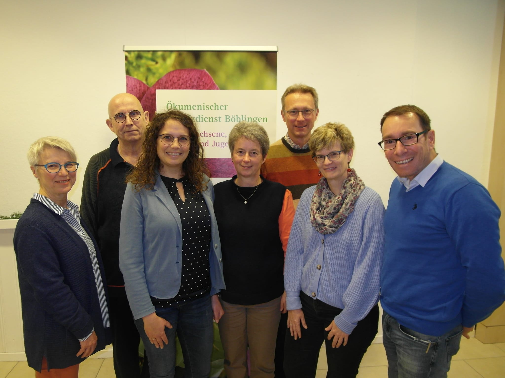 Das Foto zeigt (von links): Andrea Lipowsky-Müller (stellvertretende Vorsitzende der katholischen Gesamtkirchengemeinde Sindelfingen), Martin Offner (Vorsitzender der katholischen Gesamtkirchengemeinde Sindelfingen), Carolin Schlanderer (Fachbereichsleiterin Ökumenischer Hospizdienst beim Evangelischen Diakonieverband im Landkreis Böblingen), Birgit Hospotzky (Koordinatorin Erwachsenenhospizdienst beim Diakonieverband), Klaus Kempter (leitender Pfarrer der katholischen Gesamtkirchengemeinde Böblingen), Myriam Sprenger (Vorsitzende der katholischen Gesamtkirchengemeinde Böblingen), Philipp Koch (Leiter des katholischen Verwaltungszentrums Böblingen/Sindelfingen). Bild: Staber