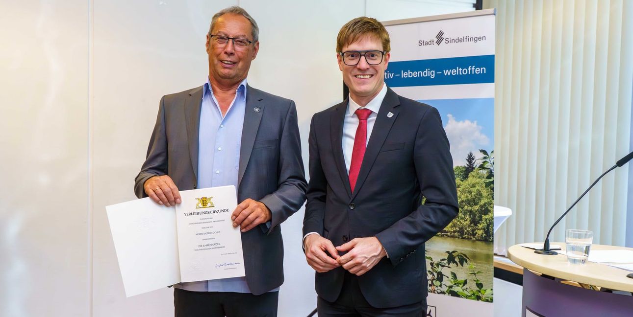 Dieter Locher (links) wurde die Ehrennadel von Sindelfingens Oberbürgermeister Markus Kleemann überreicht.