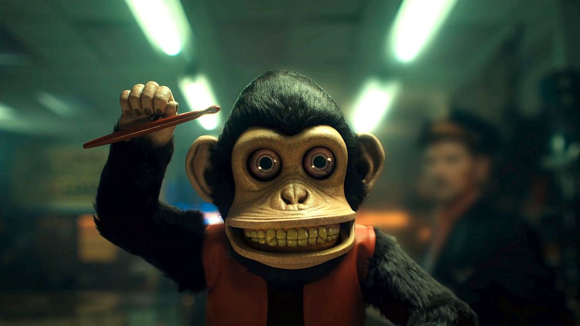 Am Rücken aufgezogen entfaltet das augenscheinliche Spielzeug seine zerstörerische Brutalität: Szene aus „The Monkey“.