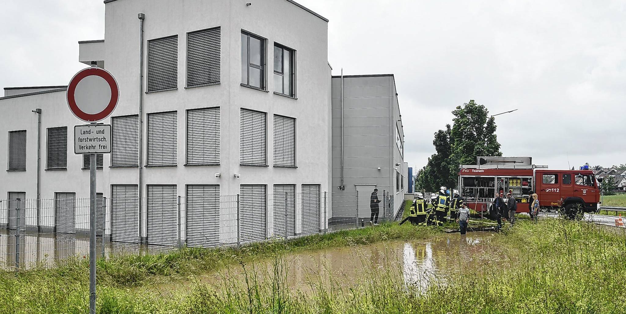 Hochwassereinsatz der Magstadter Feuerwehr im Gewerbegebiet an der Ecke Südtangente/Gottlieb-Daimler-Straße.