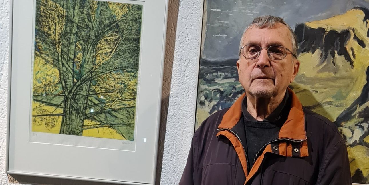 Unser Foto zeigt Jürgen Zeller. Links seine überarbeitete Farbradierung „Kiefer von innen“, Motivik aus dem Körschtal unweit seines Zuhauses, gedruckt im Alten Amtsgericht in der Druck- und Grafikwerkstatt mit der Lithografie-, Tief- und Hochdruckpresse von Ines Scheppachs Vater Heiner Scheppach.