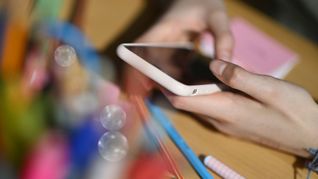 Jugendliche verbringen oft täglich mehrere Stunden mit dem Smartphone in der Hand. (Symbolbid)