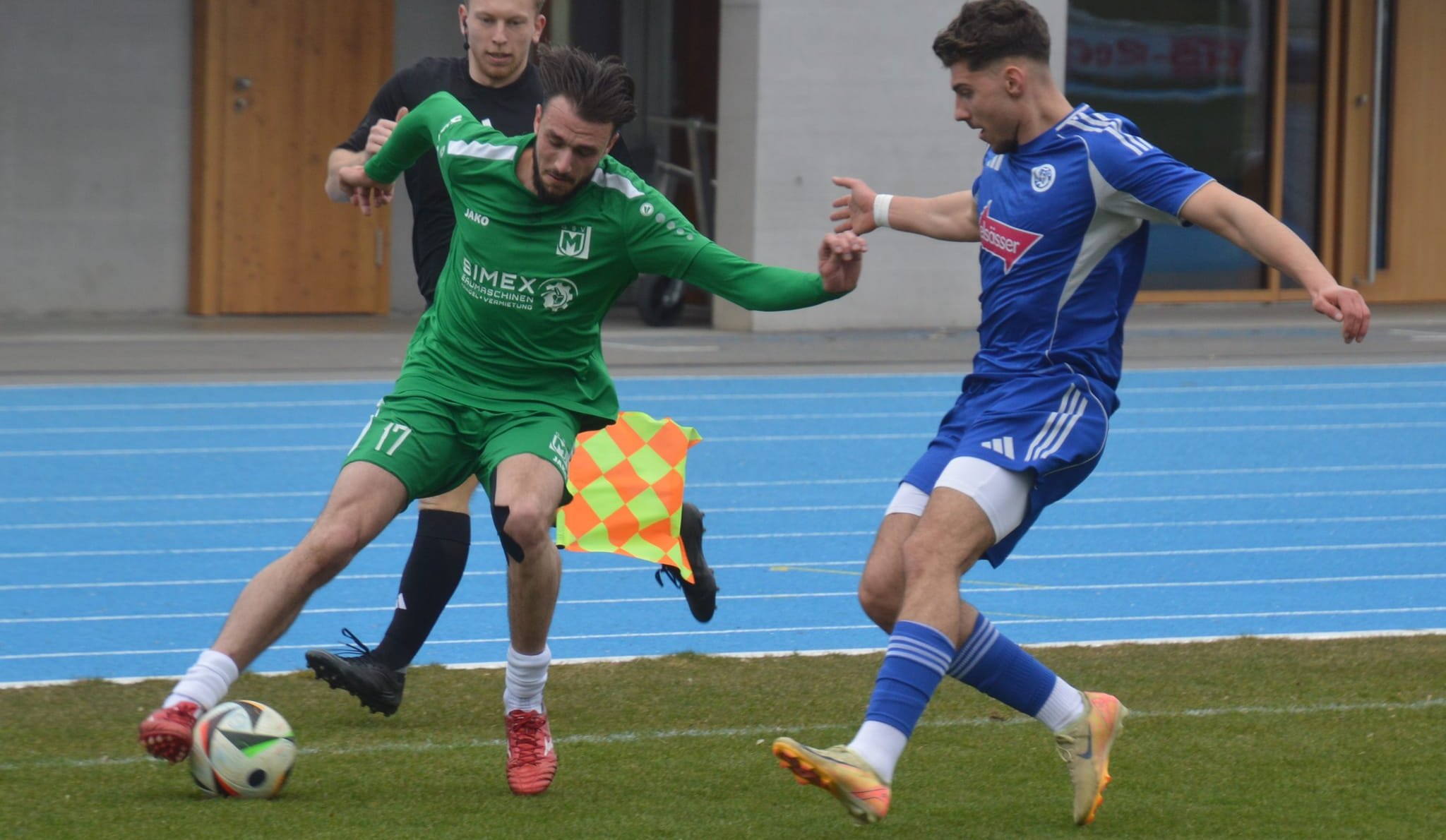 Für VfL-Akteur Rion Gashi - hier im Duell mit dem Maichinger Filippo Intemperante - ist die Saison aufgrund eines Bänderrisses bereits beendet.