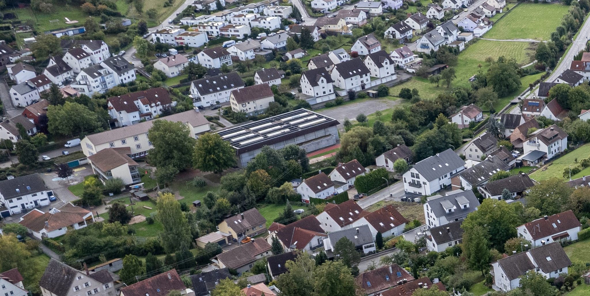 Etwa in der Bildmitte das große Gebäude mit Flachdach, die Buchhaldenhalle.
