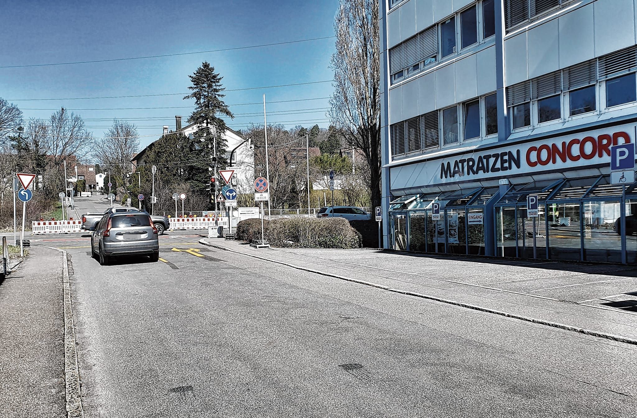 Autofahrer, die aus dem Gewerbegebiet kommen und auf die Mahdentalstraße wollen, müssen im Vogelhainweg nach links abbiegen.