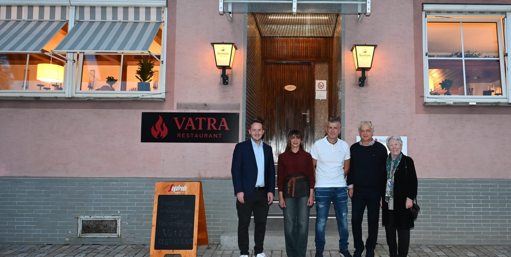 Im Magstadter Gasthof Hirsch eröffnete das Restaurant Vatra. Von links: Bürgermeister Florian Glock, Wirtin Maria Cosmina Furdui, ihr Geschäftsspartner Ramo Lecaj sowie die Eigentümer Eberhard und Renate Schmidt.