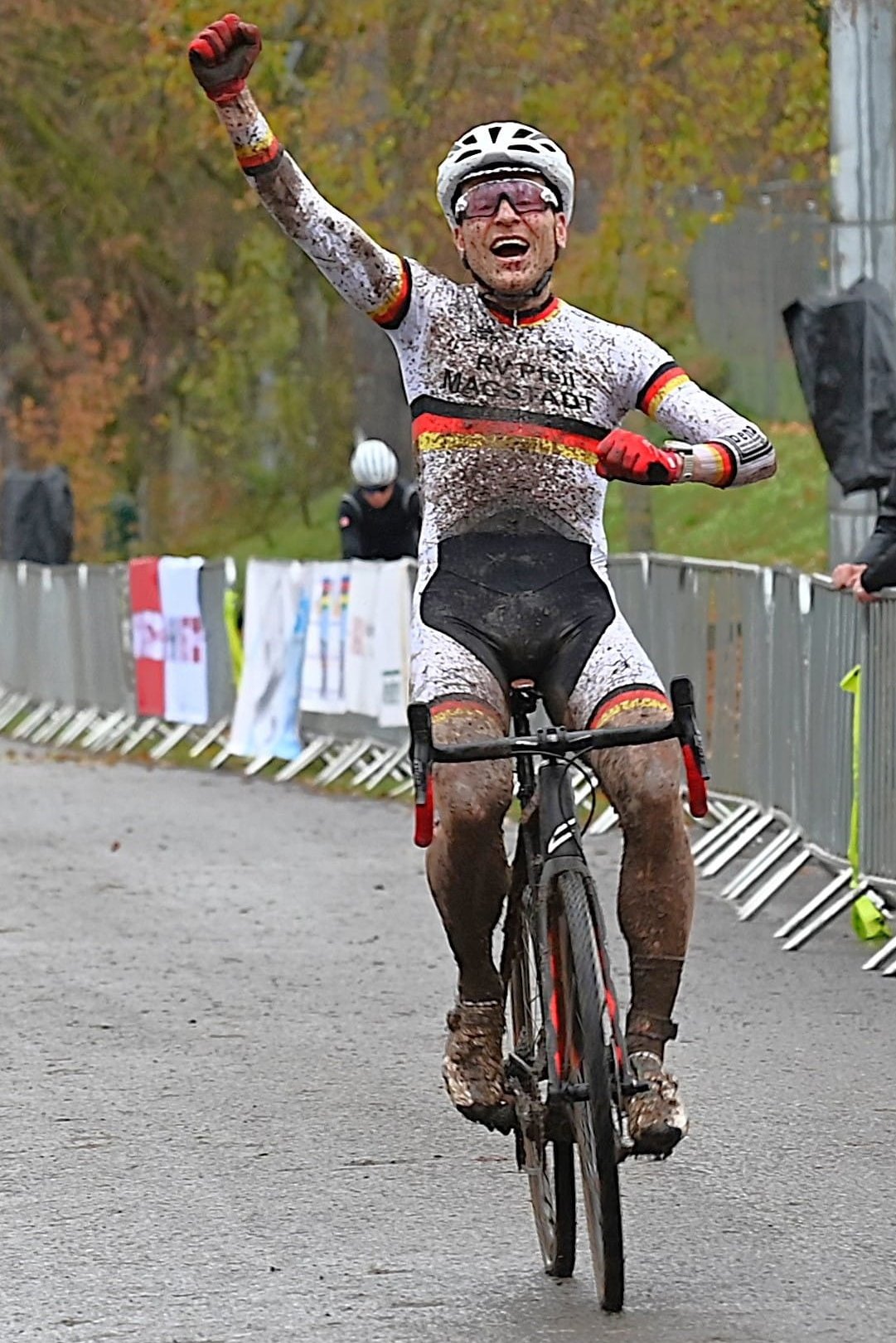 So schön kann das Gewinnen sein: Hannes Genze, der alte und neue Deutsche Meister.