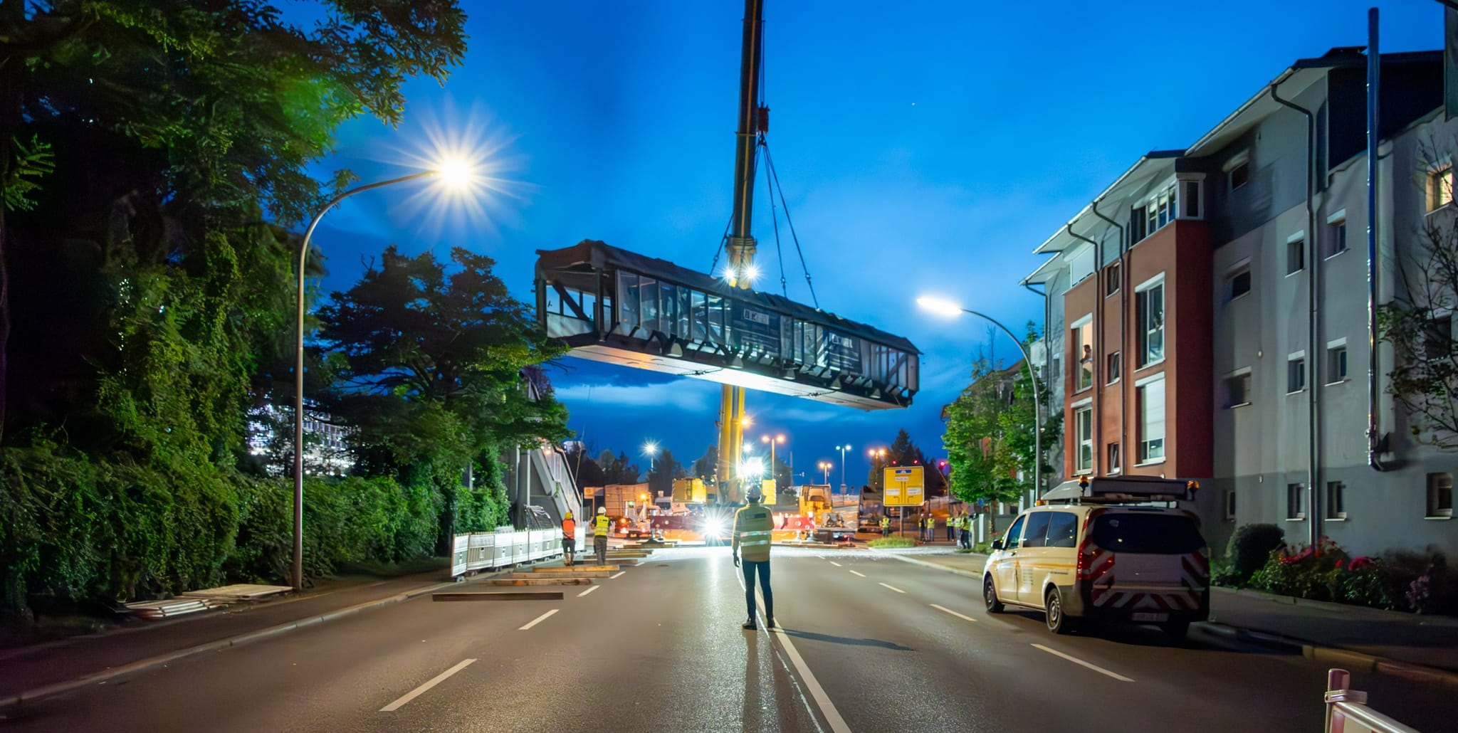 Donnerstagabend: Ein Kran hebt den abgebauten Daimlersteg.