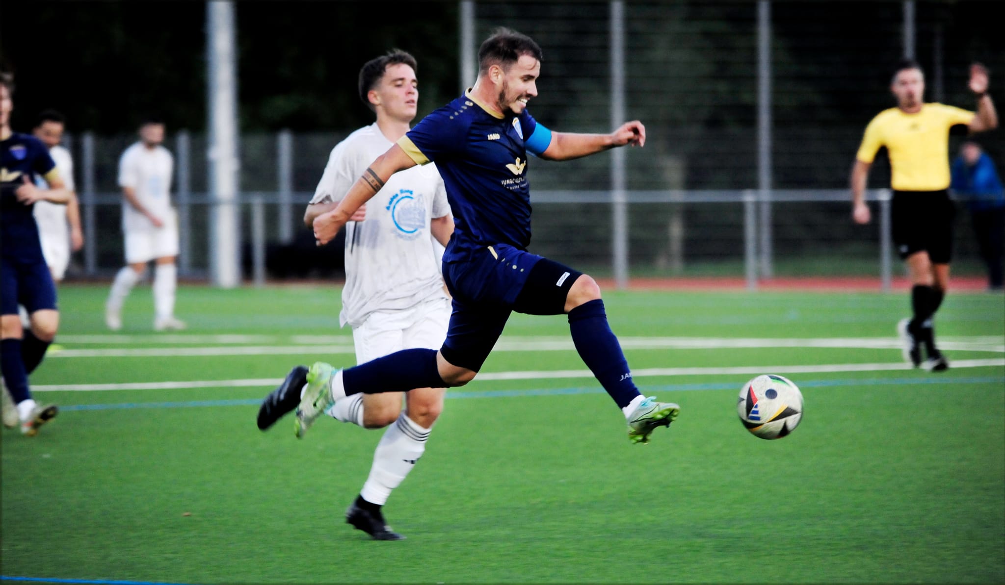 Der Darmsheimer Kapitän Simon Lindner, im Laufduell mit dem Sindelfinger Luis Walter, musste zur Pause verletzt ausgewechselt werden. Bild: photostampe