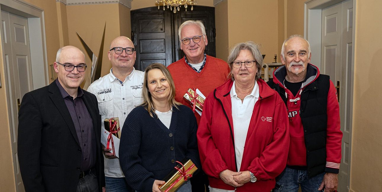 Bürgermeister Martin Thüringer, Dietmar Kaiserauer, Anna Schmidt, Richard Haas, die DRK-Ortsverbandsvorsitzende Erika Altendorf und Marco Nill.