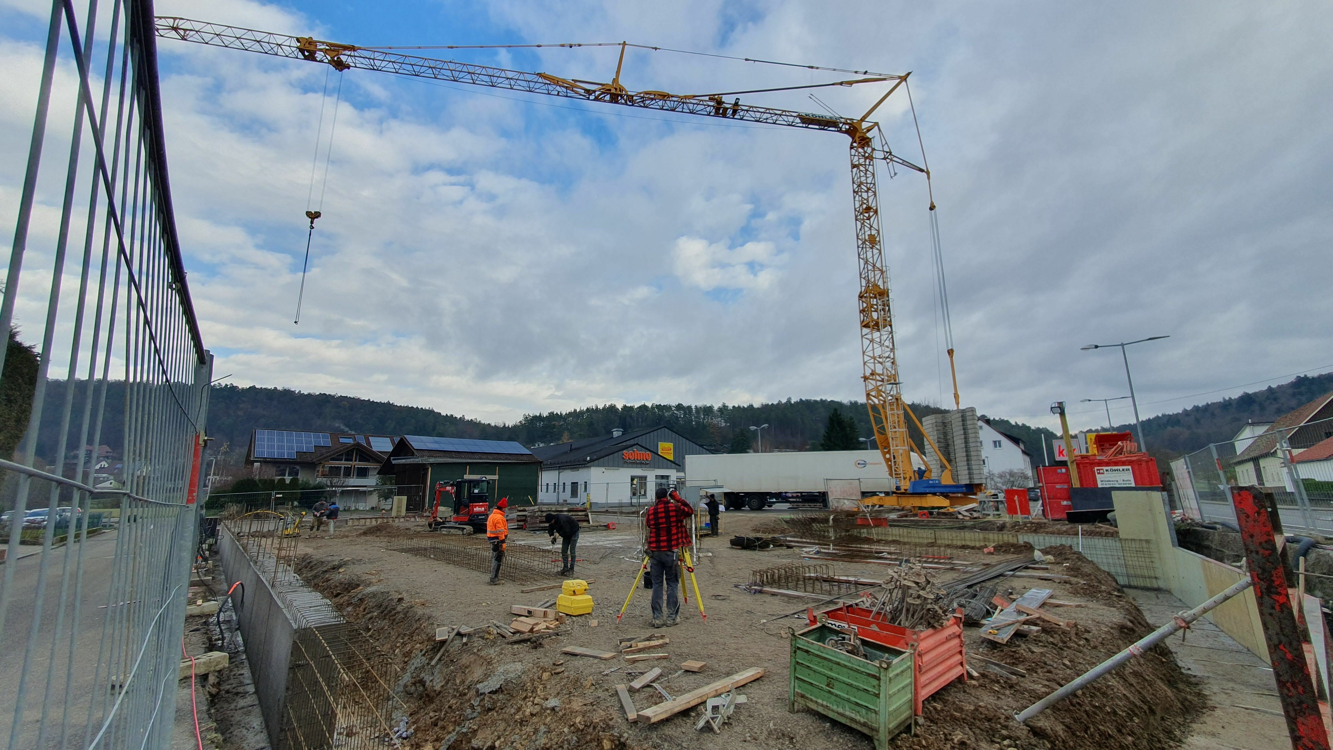 Ein Drogeriemarkt ist einer der größten Wünsche der Aidlinger. Dieser wird jetzt wahr. In der Böblinger Straße baut DM-Drogerie in Massivholz einen ihrer Vorzeigemärkte in Sachen Nachhaltigkeit. Bild: Wegner