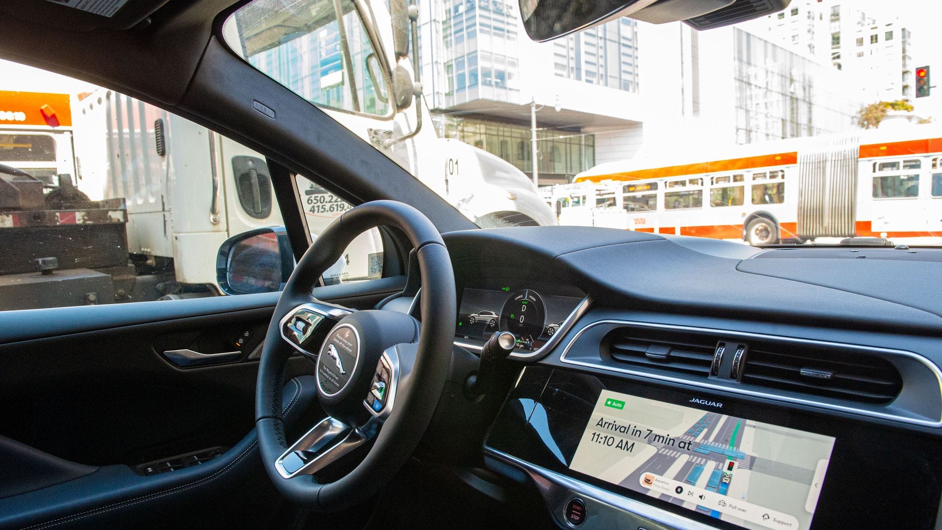 Waymo kutschiert Fahrgäste in mehreren US-Städten ohne einen Menschen am Steuer. (Archivbild)