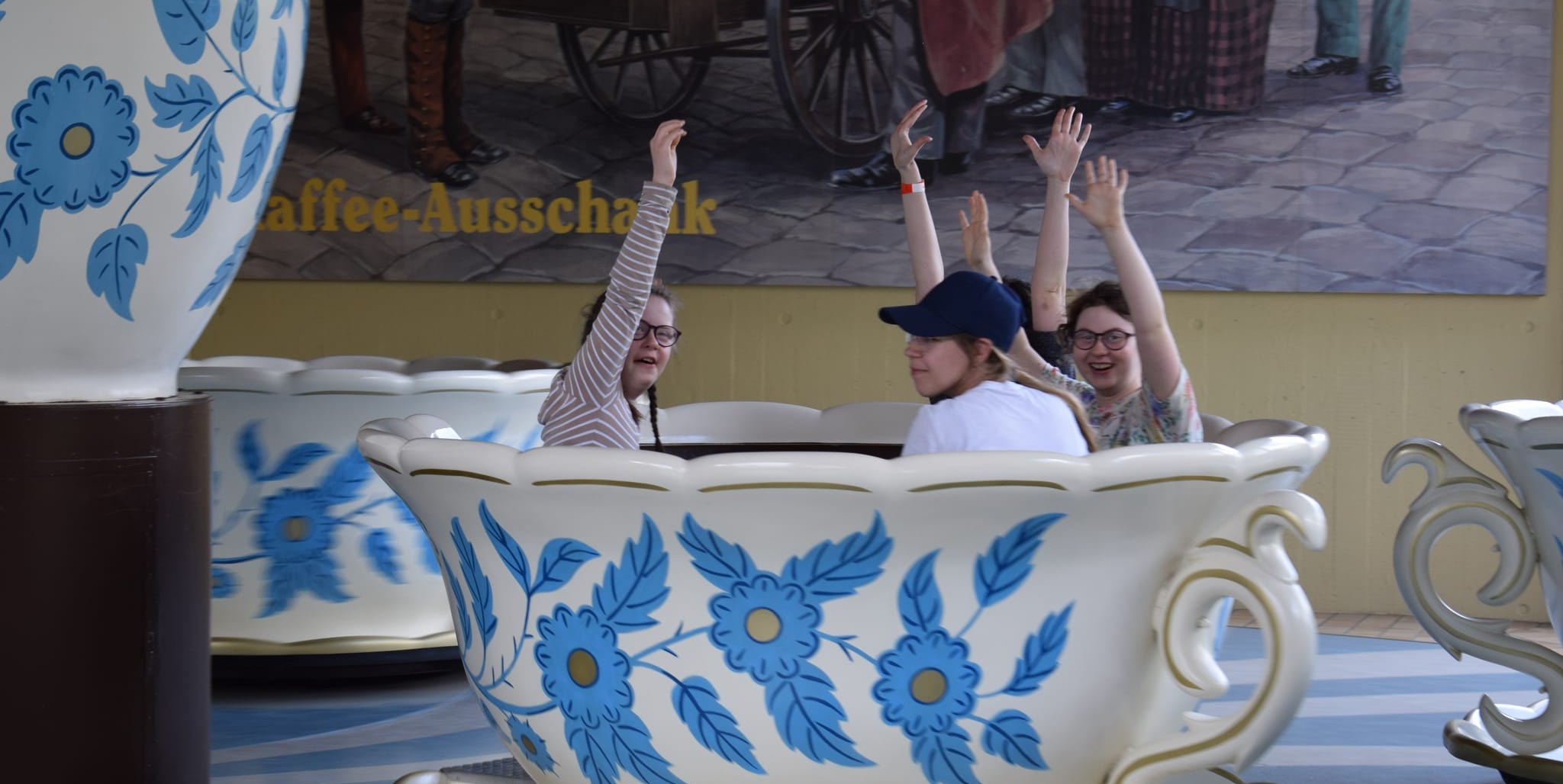 Alles dreht sich: Veronika, Laura, Chiara und Bianca (von links) haben Spaß bei der "Kaffeetassen-Fahrt".