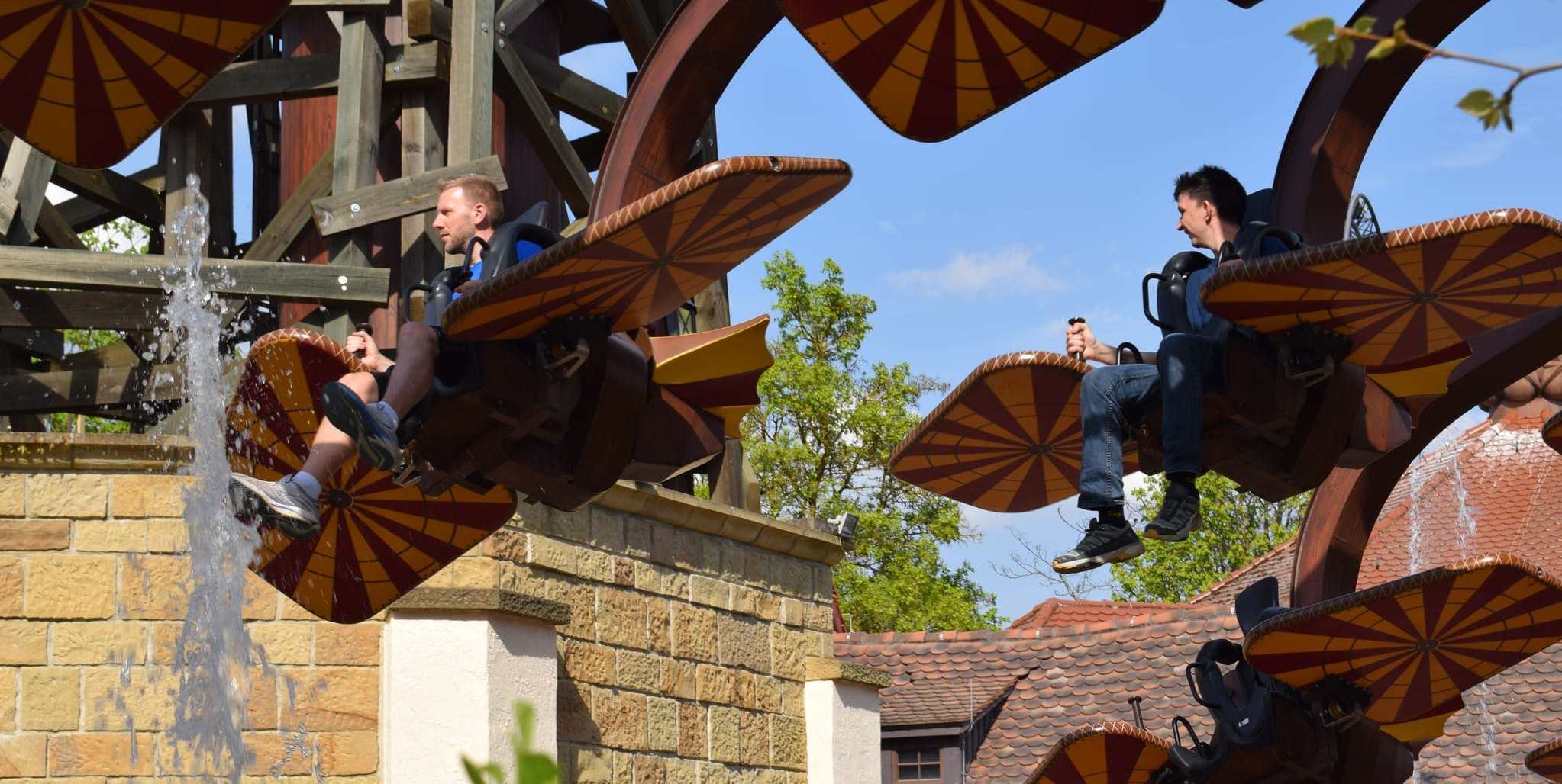 Gemeinsam abheben: Betreuer Aaron Hentschel (links) und Marcel beim „Höhenflug“.