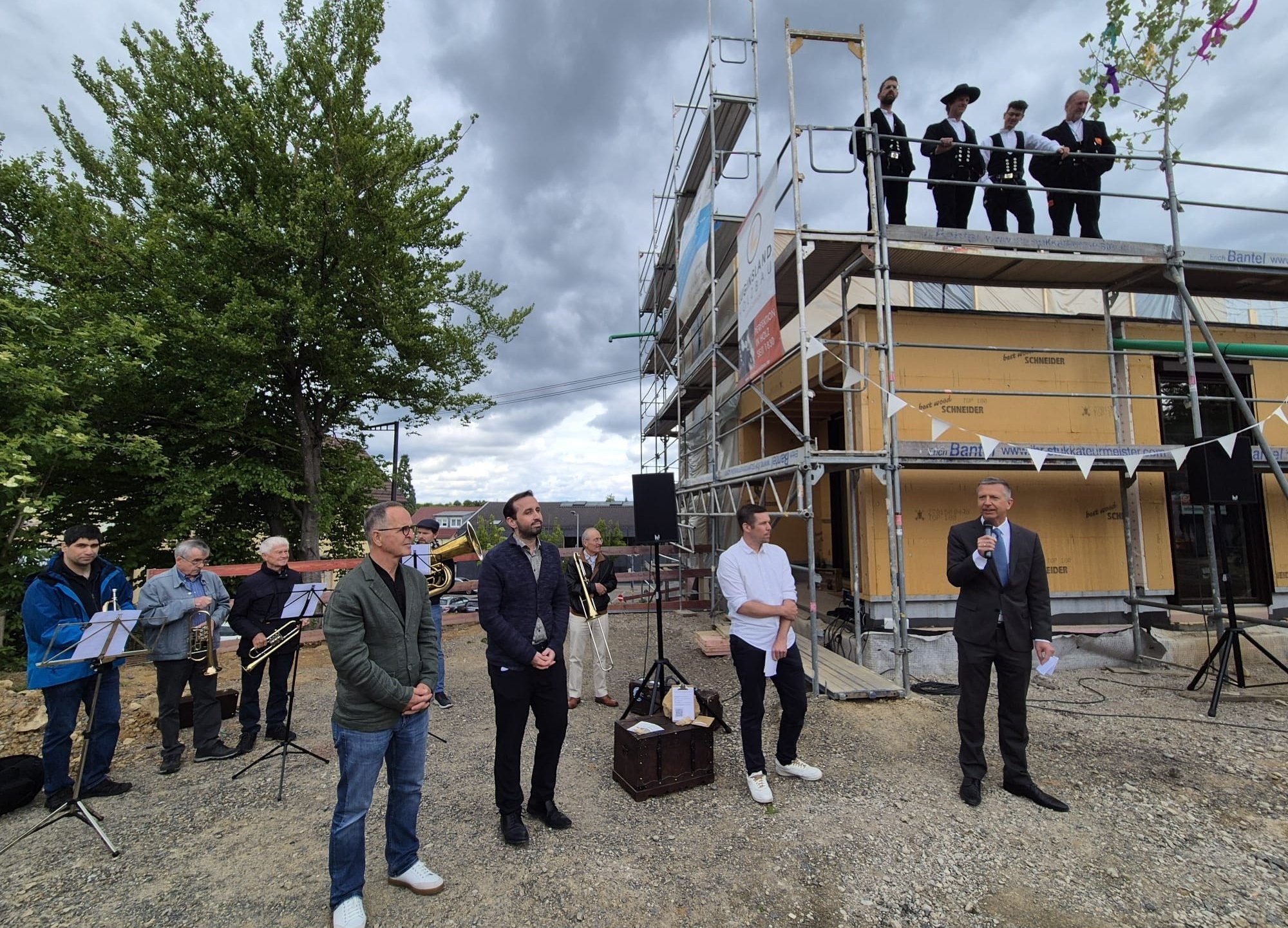 Zu dem Richtfest der Süddeutschen Gemeinschaft kamen zahlreiche Gäste aus der lokalen Politik, den Kirchen und Vereinen sowie Unterstützer, Handwerker und Gemeindemitglieder. $$$Bild: z