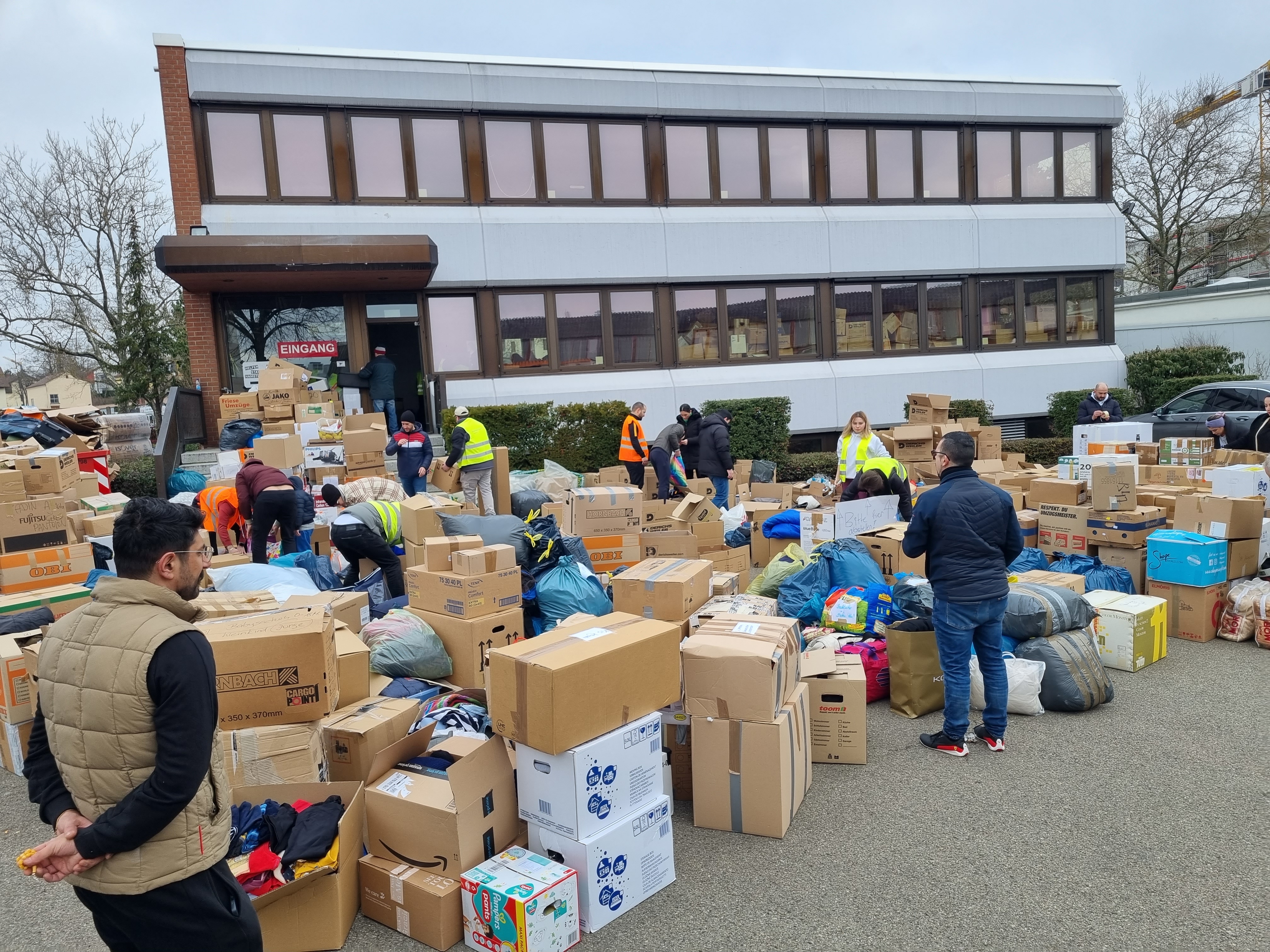 Kartons mit Hilfsgütern stapeln sich vor der Lagerhalle der Firma Salik Holding: Die Spenden- und Hilfsbereitschaft hat am Sonntag alle Erwartungen übertroffen. Bild: Hamann