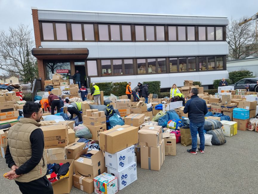 Kartons mit Hilfsgütern stapeln sich vor der Lagerhalle der Firma Salik Holding: Die Spenden- und Hilfsbereitschaft hat am Sonntag alle Erwartungen übertroffen. Bild: Hamann