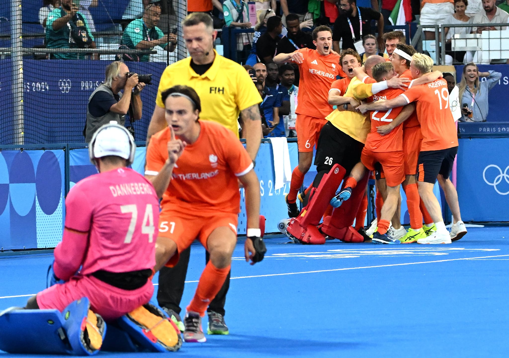 Völlig daneben: Der Holländer Duco Telgenkamp provozierte nach seinem Penaltytreffer zum Olympiasieg den deutschen Schlussmann Jean-Paul Danneberg mit einer Geste und versetzte ihm noch einen leichten Wischer über den Kopf.