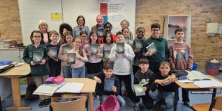Sabine Mundle, Hanna Bacherle, Dr. Karl Peter Hoffmann und Ingrid Bitter (hinten von links) und die Kinder der Gemeinschaftsschule im Sindelfinger Eichholz. Bild: z