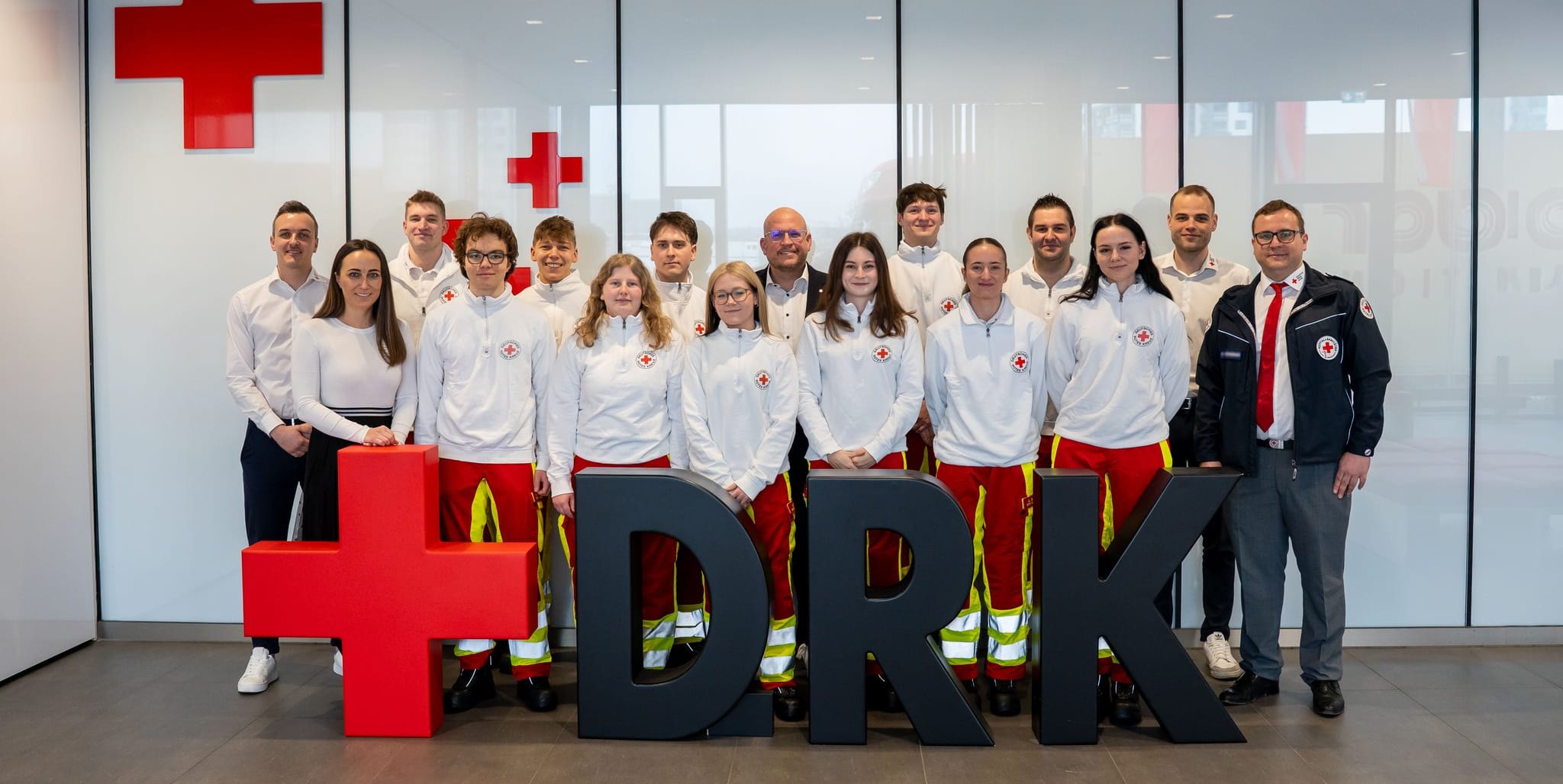 Gemeinsam lernen, gemeinsam wachsen: Die Auszubildenen wurden an 
ihrem ersten Tag von der DRK-Kreisgeschäftsführung Wolfgang Hesl und Sonja Hein, den beiden Rettungsdienstleitern Pascal Tartsch und Jens Kegreiß und dem Leiter Aus- und Fortbildung Philip Württemberger in Empfang genommen.